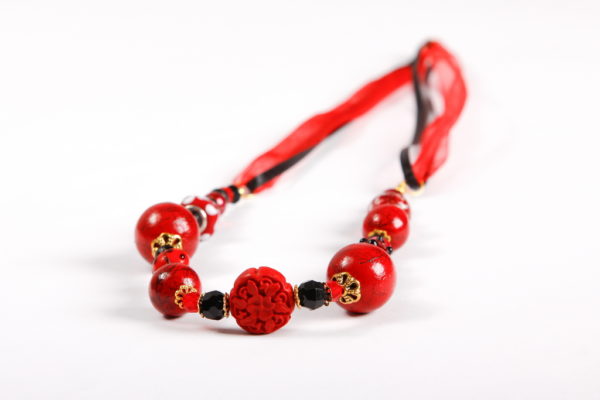 Aszimmetrikus, modern piros- fekete gyöngy nyaklánc